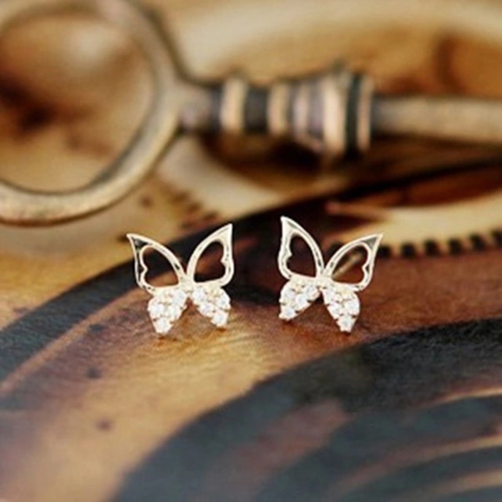 NEW!๐๐๐ฆSILVERY BUTTERFLY STUDS๐ฆ๐๐RHINESTONES - Picture 2 of 3